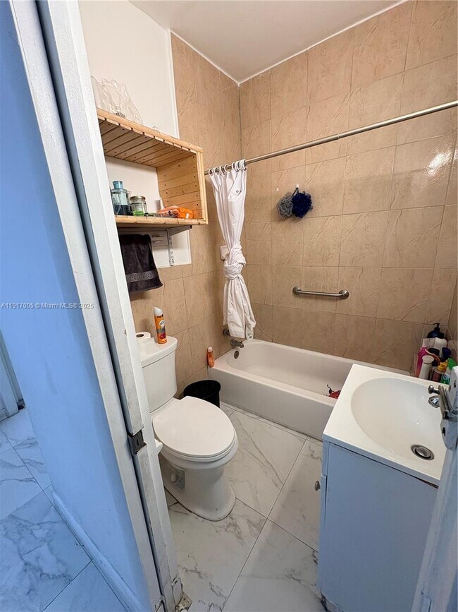 Building Photo - 1560 NW 25th Ave