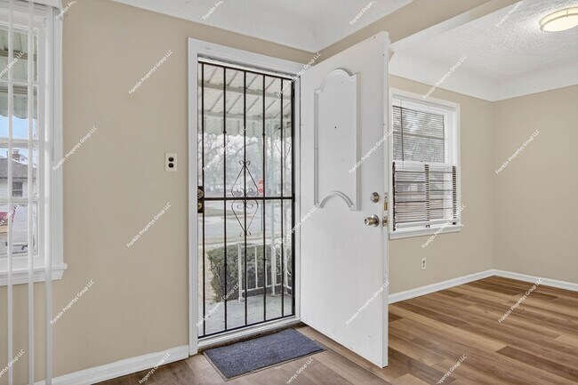 Building Photo - Charming Recently Renovated 3-Bedroom Bungalow in Detroit!