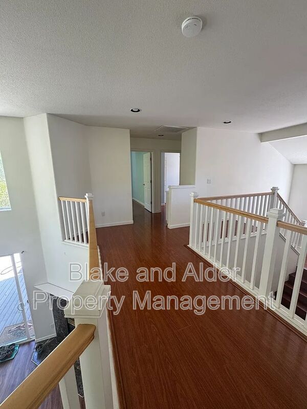 Building Photo - 1079 NE Creeksedge Dr