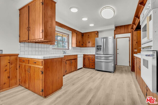 Building Photo - 9322 Lasaine Ave