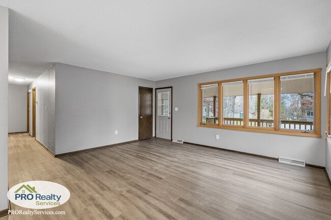 Building Photo - 5 Bedroom Home in Chisago City