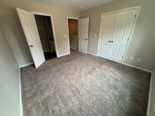 Building Photo - Just like New townhome for Rent!