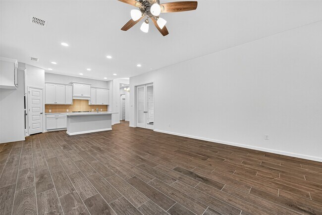 Building Photo - 407 Big Pne Trl