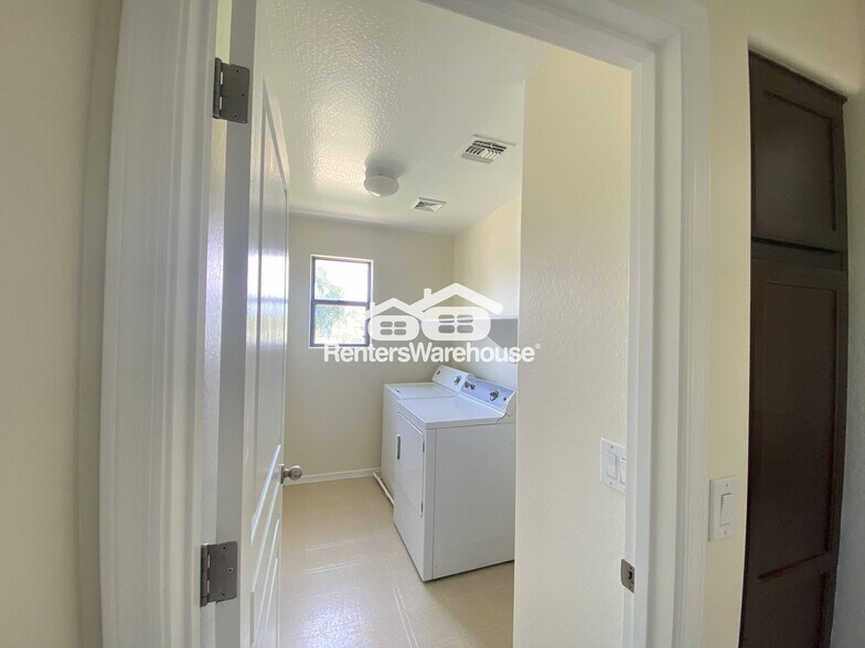 Building Photo - 4171 E Waterman Ct