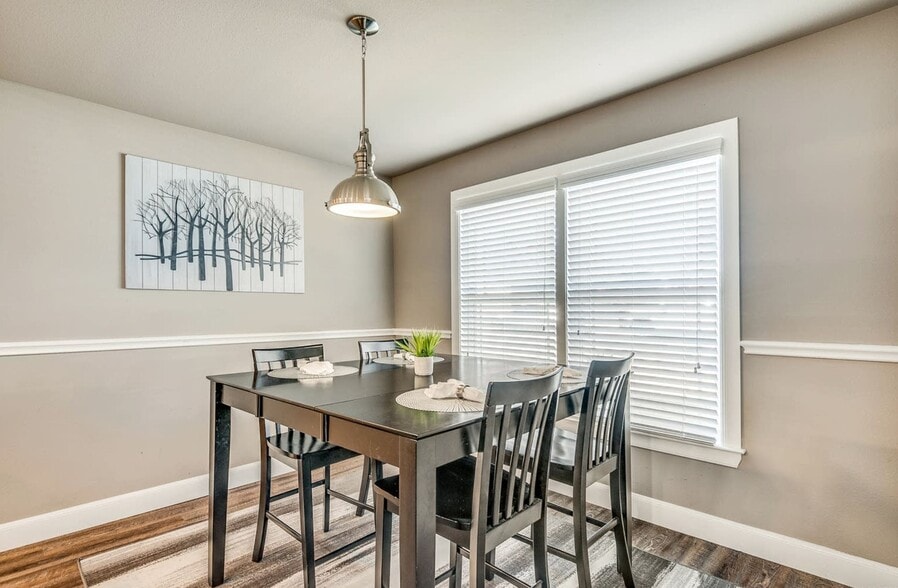 Building Photo - 730 S Mesquite Ave