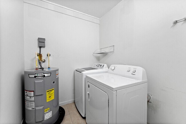 Building Photo - Stunning 3 BR/2 BA home in Heart of St. Pete!