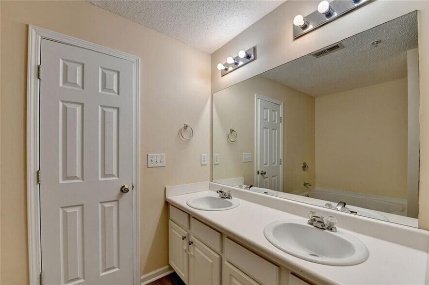 Building Photo - 310 Azalea Cir