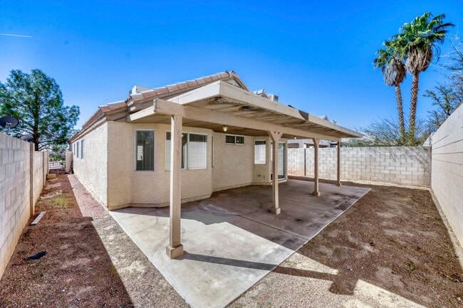 Building Photo - Newly painted and new carpet!