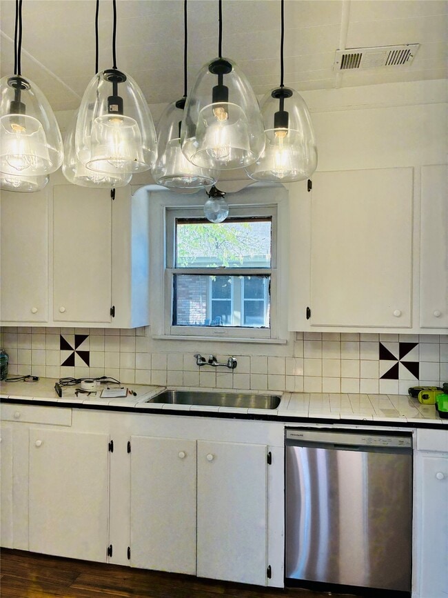 Building Photo - 702 Caplin St