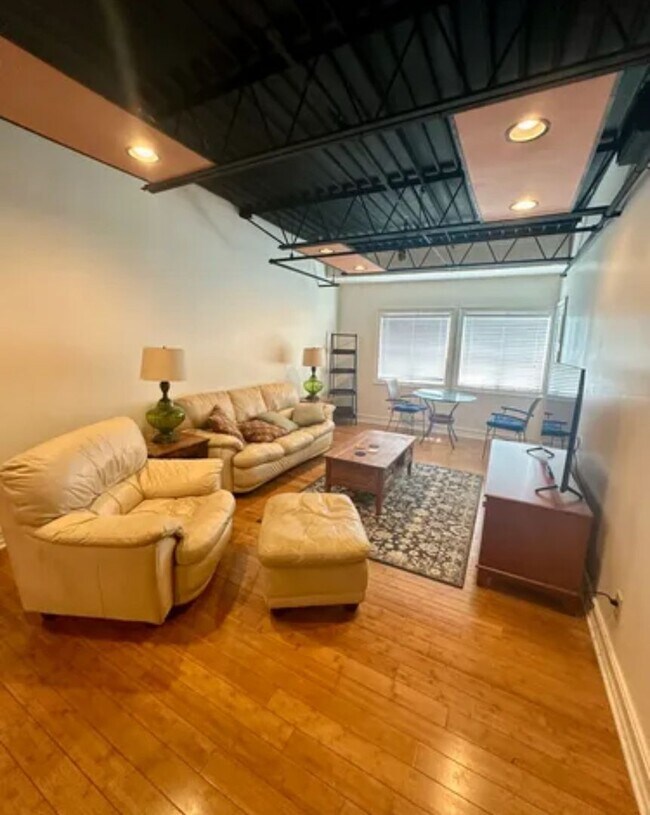 Building Photo - Upgraded 1 bedroom unit- Walking distance to campus!