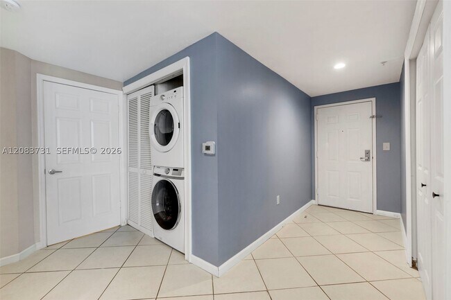 Building Photo - 1155 Brickell Bay Dr
