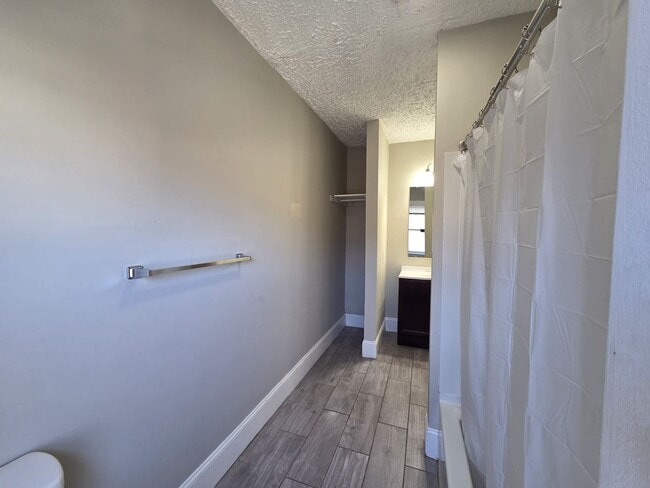 Building Photo - Woodbine St(15)-N