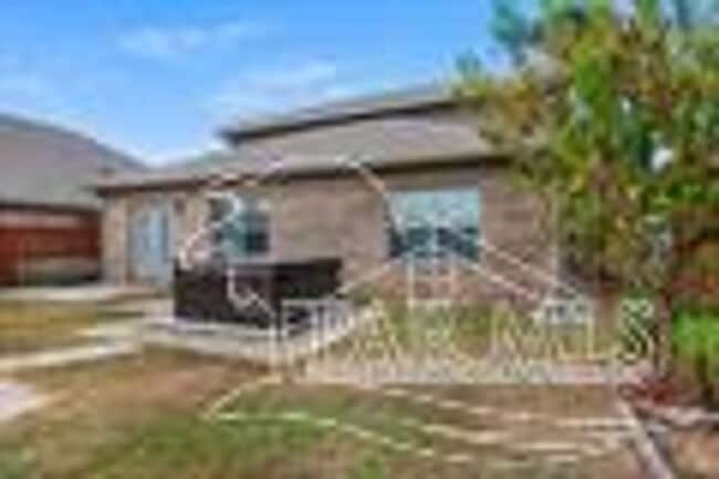 Building Photo - Beautiful Home in Waterford Sound