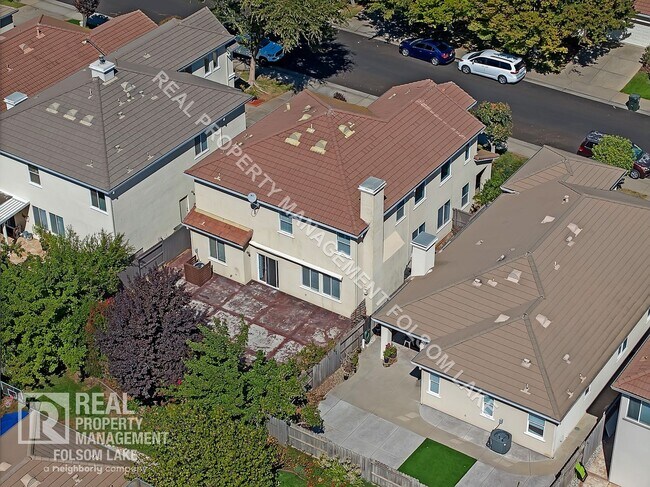 Building Photo - Spacious 4 bedroom 3 bath home in Anatolia