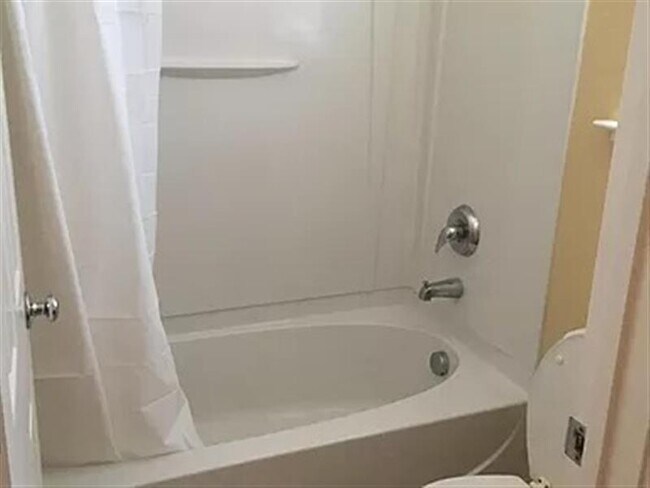 Building Photo - This is 4 bedroom 2.5 bath approximately 2...