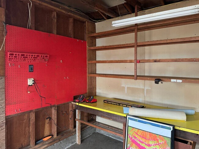 Building Photo - Perfectly Located 3 Bedroom Home