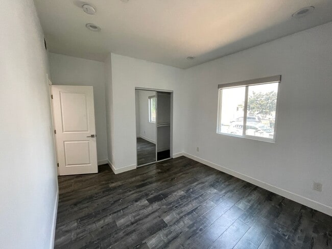 Building Photo - 626 W 76th St