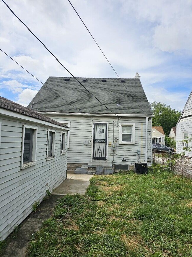 Building Photo - 3337 Bassett St