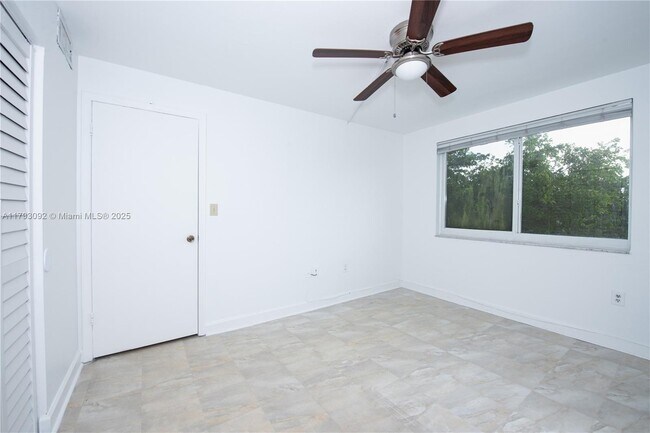Building Photo - 1720 NW N River Dr