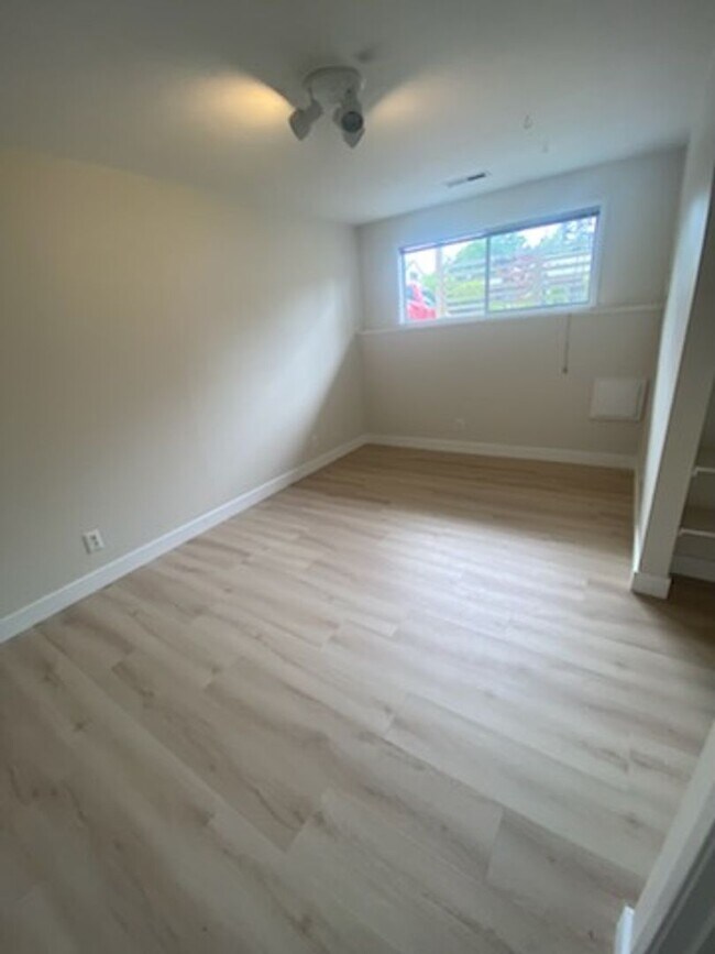 Building Photo - $3950 2520 SqFt, SFH/4BDR,2BA,office/Garag...