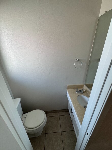 Building Photo - 514 E Valencia Ave