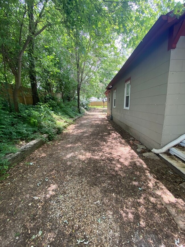 Building Photo - Updated 3 bed/1 bath, 1200 sqft home!