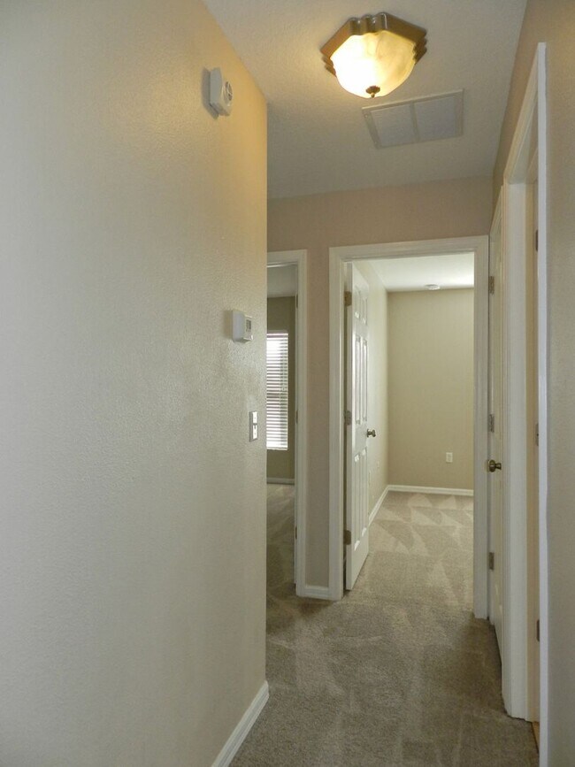Building Photo - Quality Townhome In Convenient Location!