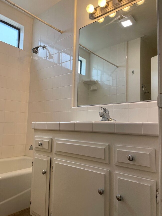 Building Photo - Lovely 2 bed, 2 bath Duplex Home in Orange