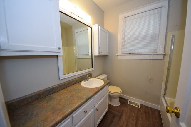 Building Photo - Adorable updated 2 bath, 1 bed home near R...
