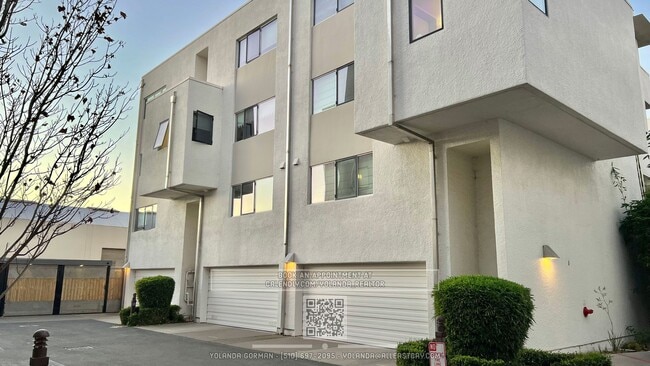 Building Photo - Contemporary Townhouse Living at Its Finest