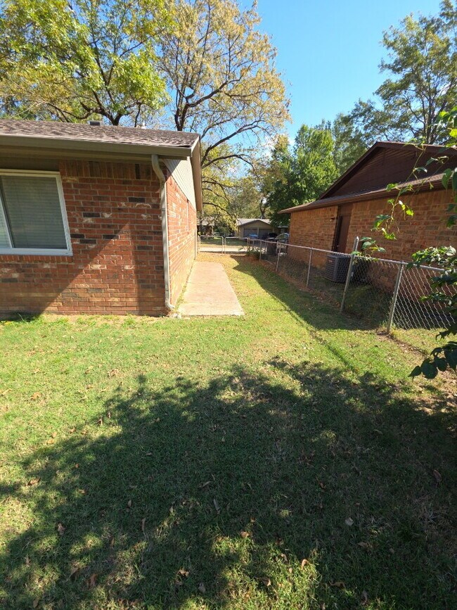 Building Photo - "Charming 3-Bed, 2-Bath Haven in Broken Ar...