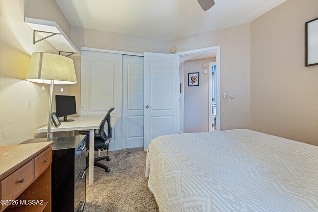 Building Photo - 6486 N Sun Bluff Dr