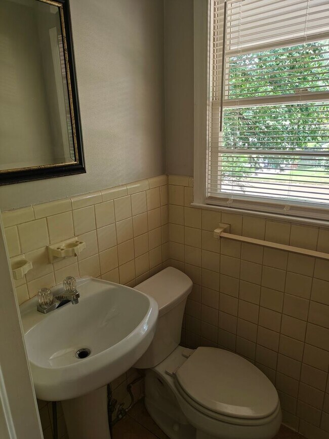 Building Photo - 2644 Pineland Ave