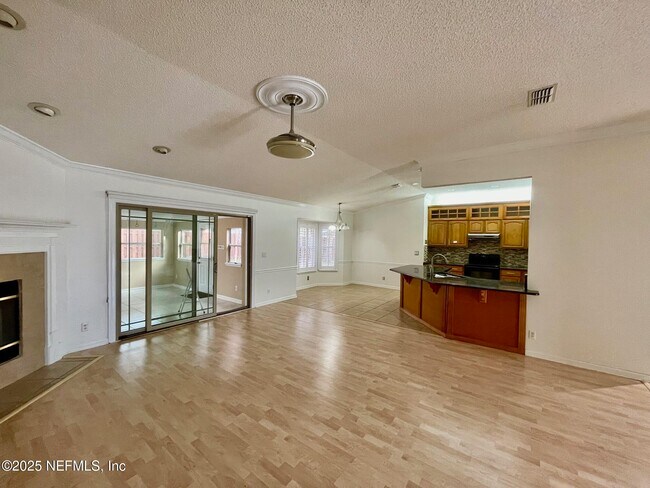 Building Photo - 2127 Forest Gate Dr W