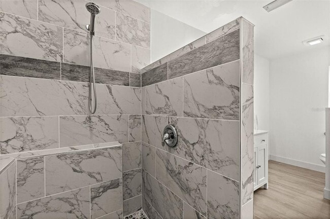 Building Photo - 710 116th Ave