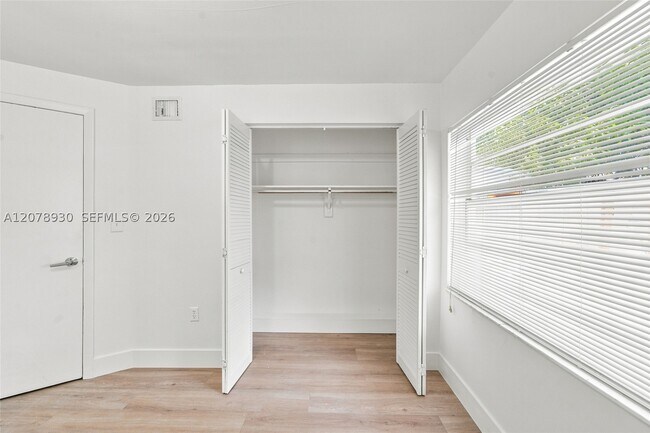 Building Photo - 402 NW 44th Ave