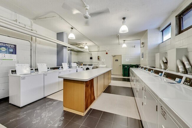 Building Photo - 2930 N Sheridan Rd