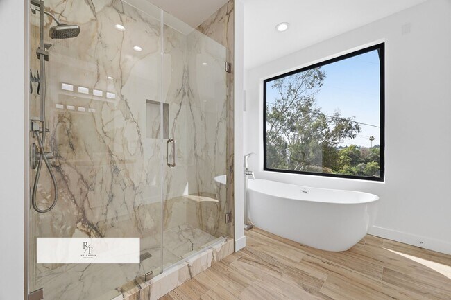 Building Photo - Luxury Modern Living with Stunning LA Skyline Views