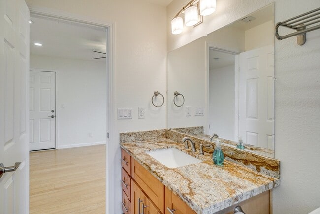 Building Photo - Beautiful 2 Bed/1 Bath Home only Blocks Fr...