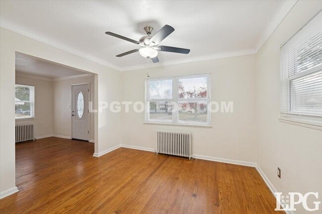 Building Photo - 606 W Poinsetta Ave