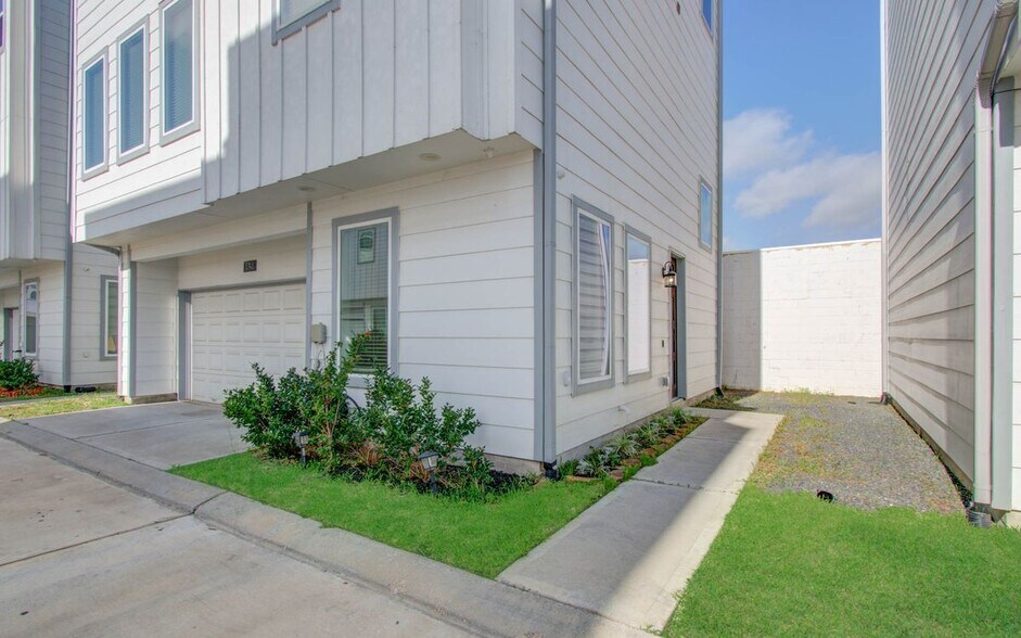 Building Photo - 1741 Cove Cres Ct