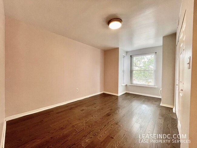 Building Photo - 207 R St NW