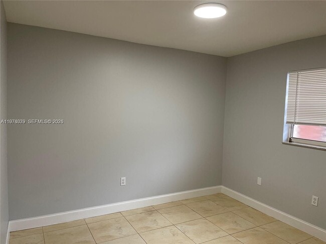 Building Photo - 1250 Lincoln Rd