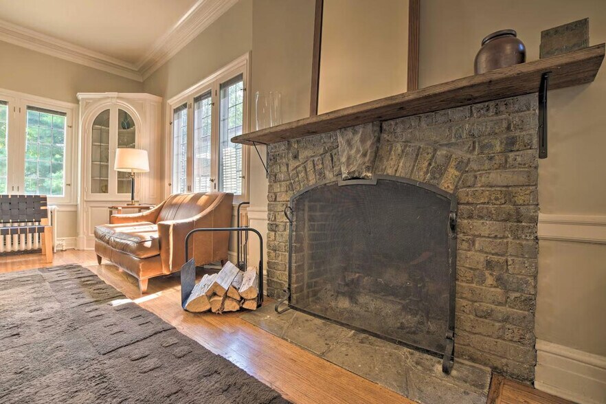 Building Photo - 326 N Grove Ave