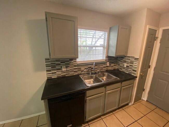 Building Photo - Cute 3 bedroom home in west Fayetteville