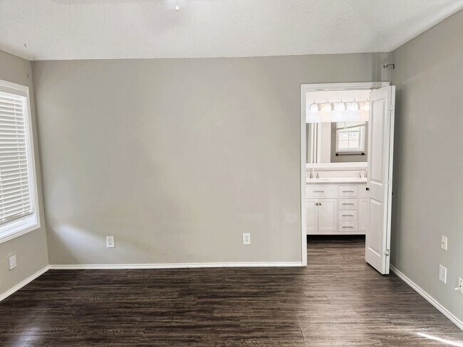 Building Photo - Charming 3 Bedroom Home - Available Septem...