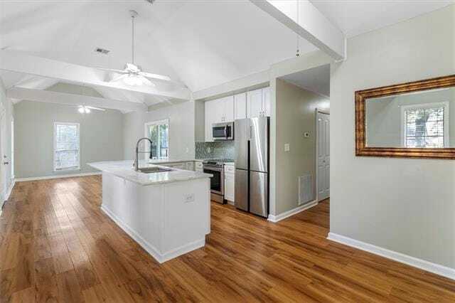 Building Photo - 810 Armand St