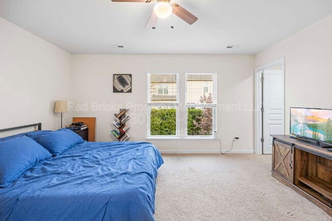 Building Photo - 2452 Royal York Ave