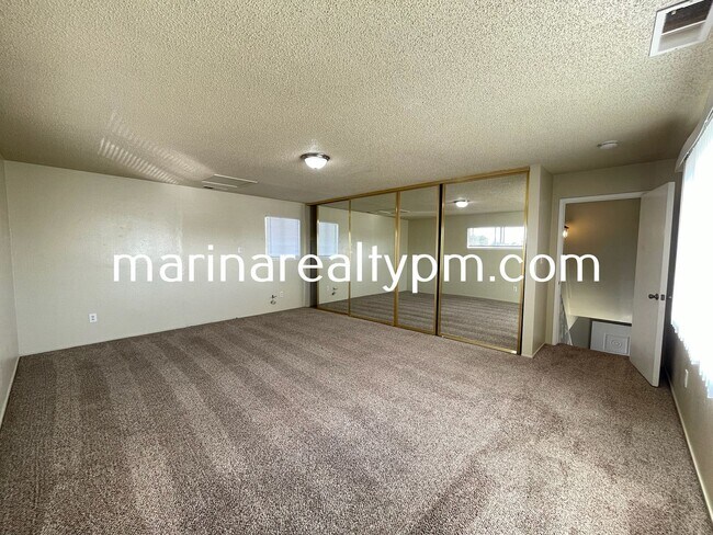 Building Photo - 4 Bedroom 2 Bath Single Family Home