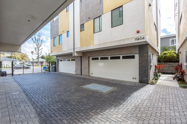 Building Photo - Stunning home in Studio City!